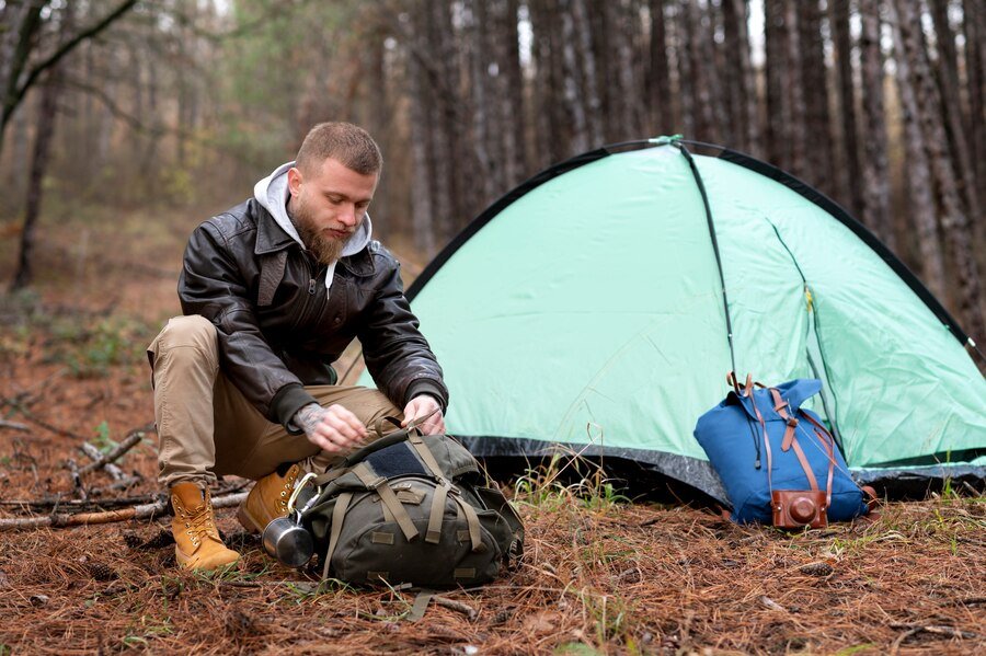 Style Outdoor: Pilihan Pakaian Terbaik untuk Liburan Camping.